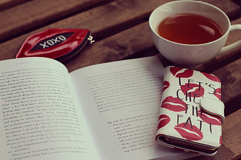 branco, cerâmica, xícara de chá, ao lado, aberto, livro, vermelho, impressão de lábios, longo, giro, capa de celular, lábios vermelhos, impressão, telefone flip, caso, copo, café - bebida, bebida, dentro de casa, comida e bebida, ninguém, chá - bebida quente, caneca, xícara de café, publicação, refresco, café, texto, mesa, comunicação, papel, ainda vida, visão de alto ângulo, fechar-se, abrir, bebida quente, louças, 1080P, CC0, domínio público, royalty free