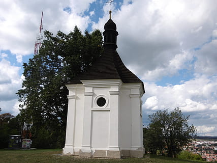 cappella, nuvole, erba, vista, collina, nuvola - cielo, architettura, struttura costruita, luogo di culto, esterno dell'edificio, religione, cielo, credenza, costruzione, pianta, spiritualità, albero, nessuno, Torre, natura, giorno, guglia, Inquadratura dal basso, all'aperto, 4K, CC0, dominio pubblico, privo di copyright