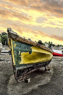 jaune, noir, bateau, plage, des nuages, coloré, bateau de couleur, lumière du jour, cale sèche, paysage, en plein air, rouillé, mer, rivage, ciel, été, le coucher du soleil, Système de transport, Voyage, vacances, véhicule, eau, embarcation, navire nautique, transport, mode de transport, nuage - ciel, personne, la nature, amarré, abandonné, journée, obsolète, vieux, altéré, 5K, CC0, domaine public, libre de droits