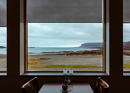 klart glas vindue, ubrugt, spisebord, stole, vindue, vindueskant, cafe, restaurant, bord, bordindstilling, landskab, udsigt, kyst, vand, ocean, hav, sø, varm, glas - materiale, indendørs, scenics - natur, himmel, ingen mennesker, gennemsigtig, luksus, natur, skønhed i naturen, dag, rigdom, sky - himmel, hjem interiør, hjemlige værelse, jord, horisont over vand, glas, 2K, CC0, offentligt domæne, royaltyfrie