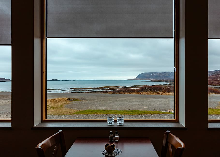 finestra di vetro trasparente, non usato, tavolo da pranzo, sedie, finestra, davanzale, bar, ristorante, tavolo, impostazione della tabella, paesaggio, vista, costa, acqua, oceano, mare, lago, caldo, vetro - materiale, in casa, scenics - natura, cielo, nessuno, trasparente, lusso, natura, bellezza nella natura, giorno, ricchezza, nuvola - cielo, interno di casa, stanza domestica, terra, orizzonte sull'acqua, bicchiere, 2K