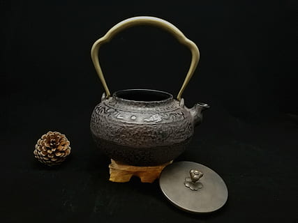 varná konvice, čaj, klasický, studio shot, černé pozadí, uvnitř, nikdo, konvice na čaj, jídlo a pití, stálý život, napít se, detail, kov, jídlo, horký nápoj, vybavení domácností, blahobyt, jeden objekt, občerstvení, kontejner, pohár, Zdravé stravování, antický, šálek čaje, odpolední čaj, 4K, CC0, veřejná doména, bez autorských práv