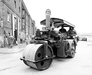 trattore, rullo a vapore, attrezzatura, rullo, strada, lavoro, vapore, guidare, asfalto, liscio, pesante, macchina, industriale, rotolo, viale, Vintage ▾, vecchio, b w, peso, vecchio stile, nessuno, in stile retrò, all'aperto, giorno, sfondo bianco, esterno dell'edificio, architettura, mezzi di trasporto, struttura costruita, modo di trasporto, veicolo terrestre, città, cielo sereno, persone accessorie, cielo, natura, militare, storia, il passato, ruota, 2K, CC0, dominio pubblico, privo di copyright