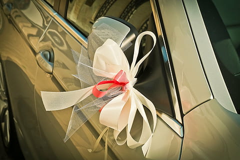bianca, rosso, arco, specchio laterale del veicolo, nozze, ciclo continuo, decorazione, deco, auto grind, decorazioni per auto, bande di gioielli, fiocchi decorativi, fedi nuziali, sposare, matrimonio, celebrazione, prima, romantico, pkw, sposa e sposo, insieme, veicolo, connessione, connectedness, sposato, amore, paio, romanza, fortuna, fiducia, data di matrimonio, promettere, nastro, nastro - articolo da cucire, nessuno, avvicinamento, arco legato, moda, Al dettaglio, memorizzare, in casa, capi di abbigliamento, concentrarsi sulle conoscenze acquisite, trasparente, legato, indossatrice, vetro - materiale, shopping, Borsa, giorno, natura morta, esposizione al dettaglio, consumismo, 4K