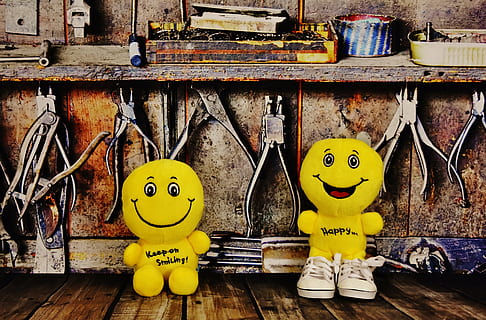 faccine, laboratorio, lavoro, divertimento, contento, lavoro divertente, passatempo, smiley, giallo, in casa, nessuno, giorno, avvicinamento, rappresentazione, rappresentazione umana, creatività, legno - materiale, arte e artigianato, tavolo, giocattolo, faccina antropomorfa, sorridente, antropomorfo, contenitore, viso, volto antropomorfico, mestiere, somiglianza maschile, 5K, CC0, dominio pubblico, privo di copyright