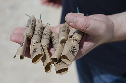 mano, esplosione, petardo, fuochi d'artificio, razzi, mano umana, parte del corpo umano, una persona, detenzione, avvicinamento, concentrarsi sulle conoscenze acquisite, in casa, arte e artigianato, occupazione, parte del corpo, dito umano, inchiostro, mestiere, creatività, dito, adulto, carta, finanza, 1080P, CC0, dominio pubblico, privo di copyright