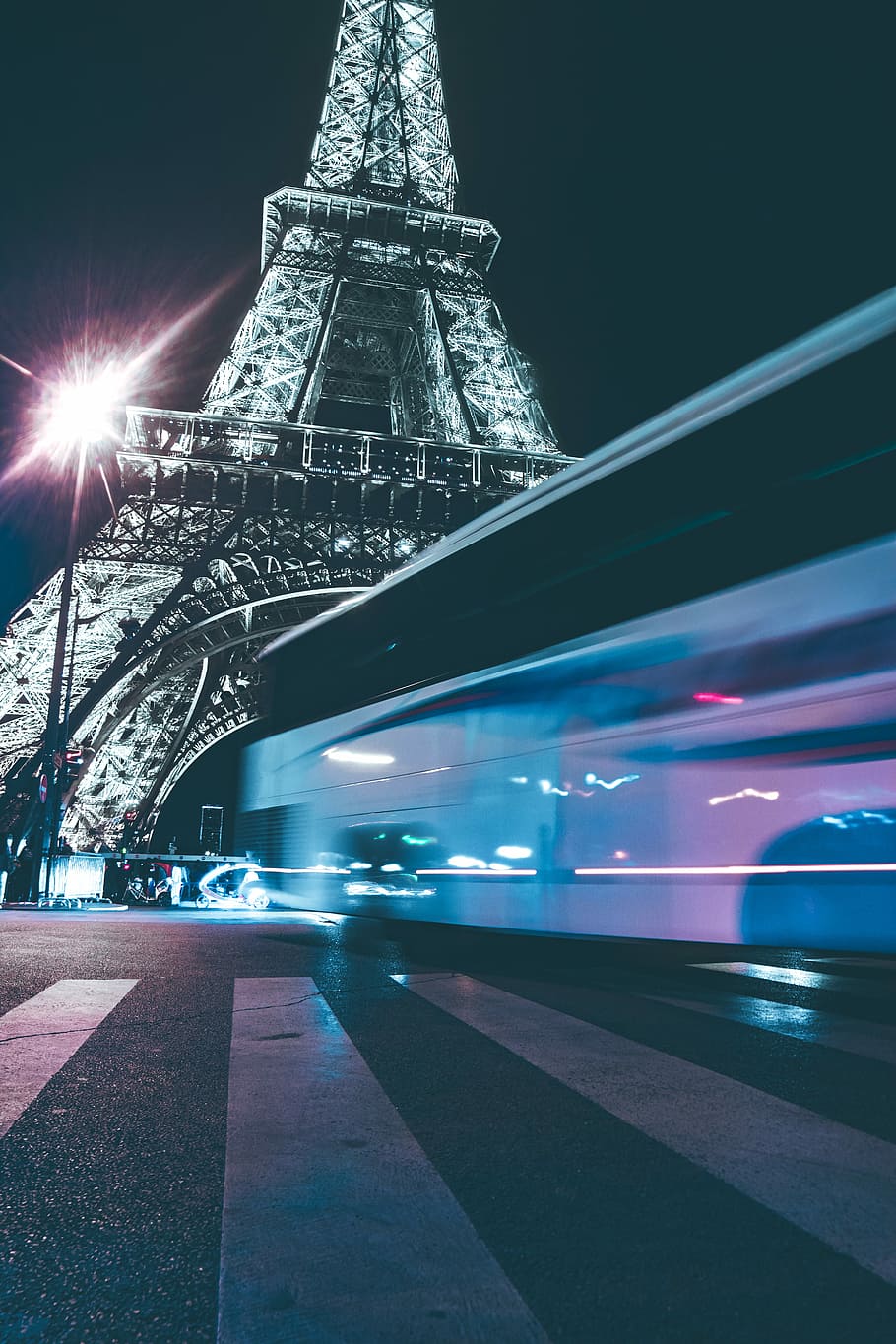 fotografia de lapse de temps, autobús, Torre Eiffel, nit, paris, eiffeltower, longexposició, fred, comercial, lighttrail, carrer, ciutat al costat del mar, ciutat de nit, arquitectura, estructura construïda, transport, ciutat, il·luminat, destinacions de viatge, manera de transport, viatjar, moviment, exterior de l'edifici, moviment borrós, cap gent, torre, cel, turisme, alta - alta, naturalesa, pont - estructura feta per l'home, a l'aire lliure, exterior d’edifici d’oficines, 5K