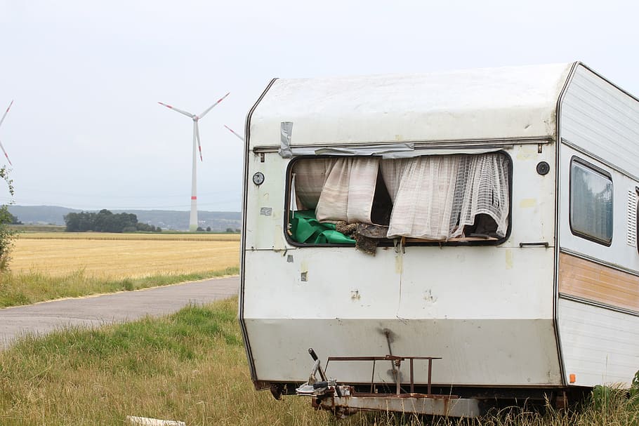 campingvogn, gammel, gået i stykker, kasseret, mølle, Vindenergi, energi, alternativ energi, snavset, forlade, gammel maling, flake, sko, slå op, væg, rustfri, bortfaldet, skrot, ruin, kørt ned, ødelæggelse, ødelagt, vrag, shard, dag, udendørs, transportmidler, Mark, landlige scene, ingen mennesker, jord, natur, miljø, himmel, land køretøj, landskab, plante, transportform, græs, brændstof og elproduktion, vindmølle, turbine, miljøbeskyttelse, landbrug, 5K