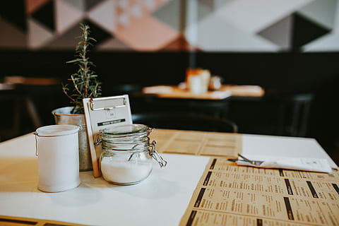 cârciumă, interior, masa, cafea, bar, ochelari, băuturi, alcool, băutură, în interior, nici o persoana, acasă interior, zi, a închide, recipient, plantă, natură moartă, lemn - material, natură, mancare si bautura, hârtie, planta in ghiveci, borcan, sticlă - material, să se concentreze asupra primelor elemente, transparent, publicare, selectiv, alimente, 5K, CC0, domeniu public, fără drepturi de autor