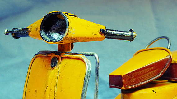 gelber Motorroller, Gelb, grau, Transport, Motorroller, Motorrad, Landfahrzeug, Transportart, Moped, draußen, Retro-Stil, Nahansicht, keine Leute, mehrfarbig, Transportmittel, Fokus auf den Vordergrund, Metall, Tag, Natur, Stillleben, alt, Auto, stationär, Abwesenheit, Griff, 4K, CC0, gemeinfrei, lizenzfrei