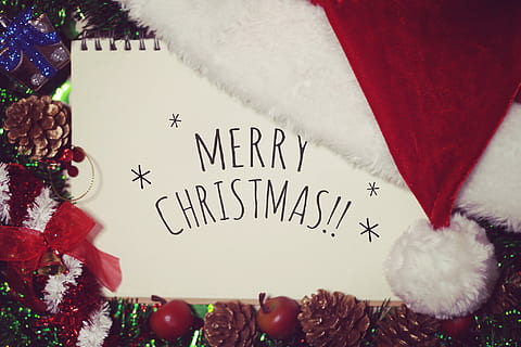 allegro, carta di stampa natalizia, circondato, decorazioni natalizie, buon Natale, stampare, carta, Natale, celebrazione, rosso, decorazione, regalo, inverno, albero, stagione, vacanza, Babbo Natale, sfondi, testo, comunicazione, avvicinamento, giorno, sceneggiatura occidentale, decorazione natalizia, Colore bianco, nessuno, vacanza - evento, vista dall'alto, in casa, ornamento di Natale, cappello da Babbo Natale, Messaggio, emozione positiva, 1080P, CC0, dominio pubblico, privo di copyright