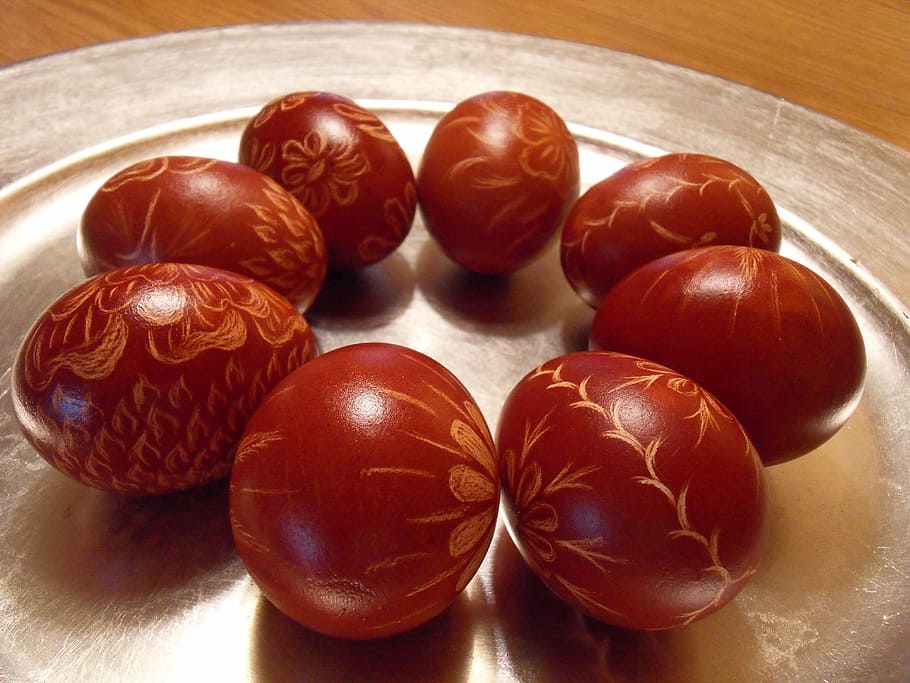 Pasqua, ous, vermell, oval, formes, en forma, decoratiu, ornamentals, col · lecció, conjunt, celebracions, regals, blanc, plaques, marró, fusta, taules, tradicional, menjar, natura morta, a l'interior, menjar i beguda, primer pla, taula, benestar, frescor, ou de Pasqua, cap gent, ou, vista d’angle alt, alimentació saludable, grup d'objectes, centrar-se en primer pla, grup mitjà d'objectes, material de fusta, 2K
