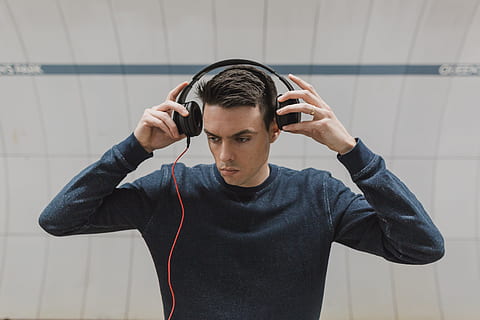 Foto, mand, have på, hovedtelefoner, mennesker, fyr, lyd, musik, hovedtelefon, højttaler, en person, hører efter, forfra, teknologi, livsstil, ung voksen, unge mænd, fritidsaktivitet, bedrift, rigtige mennesker, kunstkultur og underholdning, taljen op, stående, indendørs, afslappet tøj, murbygningsfunktion, 4K