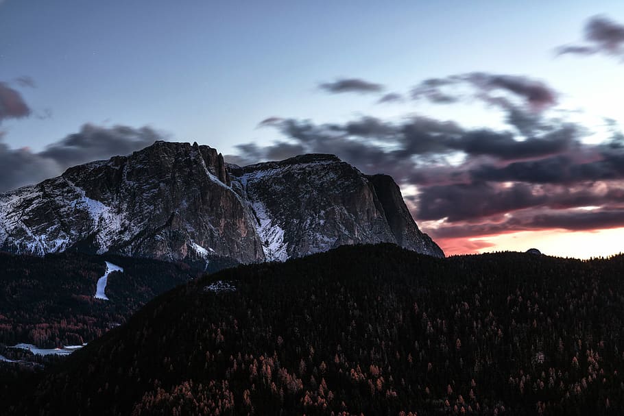 Foto, schneebedeckt, Berg, Weiß, schwarz, felsig, Entfernung, Wald, Blau, Himmel, Rock, Cliff, Sonnenuntergang, Sonnenaufgang, Szenen - Natur, Schönheit in der Natur, wolke - himmel, ruhige Szene, Ruhe, Umgebung, Natur, Gebirge, keine Leute, Landschaft, Nicht-städtische Szene, draußen, Rock - Objekt, Pflanze, Fernbedienung, solide, Gipfel, Formation, schneebedeckter Berg, 5K
