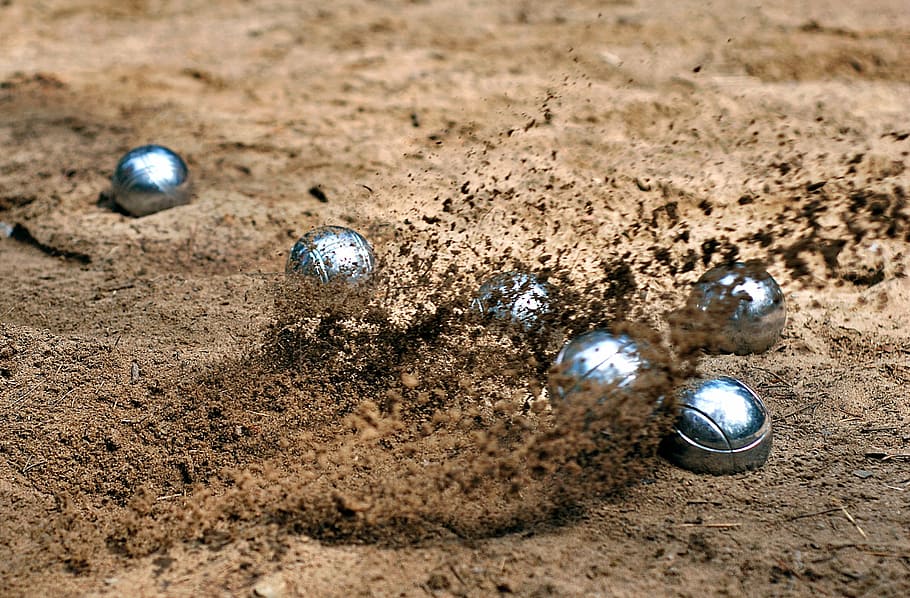 joc, bitlles, llançar, esfera, pilotes, jugar, sorra, diversió, estiu, terra, pilota, marbres, naturalesa, brutícia, cap gent, vista d’angle alt, pilota de golf, primer pla, brillant, color plata, platja, dia, a l'aire lliure, llum solar, tres objectes, enfocament selectiu, globus: objecte creat per l'home, 2K