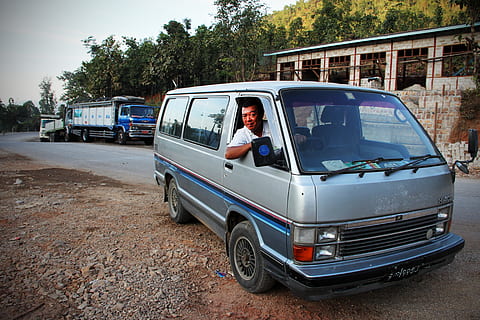 va deixar el trànsit, parada, costat esquerre, controlador, manera de transport, vehicle terrestre, transport, una persona, persones reals, automòbil, arbre, estils de vida, planta, cotxe, dia, naturalesa, adult, adult jove, estacionari, activitat d'oci, dones, retrat, homes, a l'aire lliure, 5K, CC0, domini públic, lliure de regalies