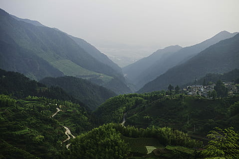 krajinářské fotografie, hora, během dne, letecký, Pohled, hory, strom, údolí, les, silnice, vesnice, sklon, tráva, krajina, Příroda, zelená, xikeng, songyang, svěží údolí, zemědělství, scenics - příroda, krása v přírodě, životní prostředí, pohoří, rostlina, klidné scény, klid, nebe, mlha, nikdo, přistát, mimoměstské scény, den, venku, deštný prales, 5K, CC0, veřejná doména, bez autorských práv