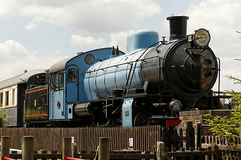 motor, vapor, rail, ferrocarrils, vintage, vell, blau, carruatges, locomotora, ferrocarril, transport, viatjar, pista, roda, fum, poder, indústria, clàssic, nostàlgia, estació, històric, museu, tren, transport per ferrocarril, tren - vehicle, manera de transport, tren de vapor, vies del ferrocarril, transport públic, cel, núvol - cel, naturalesa, cap gent, metall, dia, a l'aire lliure, negocis, pati de maniobra, arribada, 5K, CC0, domini públic, lliure de regalies