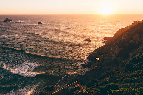 posta de sol, oceà, onades, penya-segat, aigua, taronja, blau, mar, sol, cel, naturalesa, Costa, vespre, línia de costa, tarda, alba, horitzó, vacances, paisatge, calma, tranquil, color, big sur, pont bixby, escenics - natura, bellesa a la natura, horitzó sobre l’aigua, terra, escena tranquil·la, rock, tranquil·litat, rock - object, idíl·lic, platja, sòlid, llum solar, cap gent, a l'aire lliure, 5K, CC0, domini públic, lliure de regalies