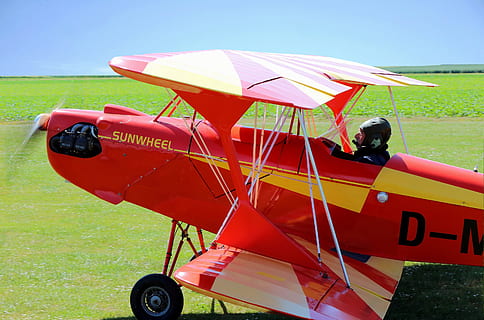 Dobbeltdækker, flyve, propellplan, oldtimer, dag, natur, transportmidler, rød, himmel, beskyttelse, græs, sikkerhed, paraply, meddelelse, transportform, udendørs, sollys, Mark, solrig, hjul, en person, 2K, CC0, offentligt domæne, royaltyfrie