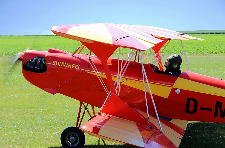 pis dúplex, volar, pla de l'hèlix, oldtimer, dia, naturalesa, transport, vermell, cel, protecció, herba, seguretat, paraigua, comunicació, manera de transport, a l'aire lliure, llum solar, camp, assolellat, roda, una persona, 2K