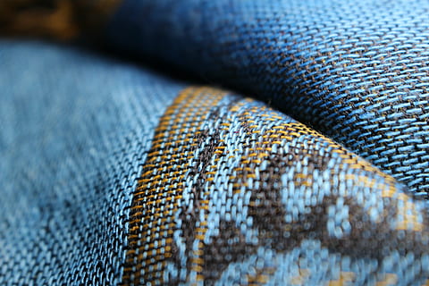 stof, væve, tekstil, mønster, tråd, stoffer producerer, håndværk, blå, guld, grå, tæt på, selektiv fokusering, jeans, ingen mennesker, fuld ramme, baggrunde, tøj, mode, tekstureret, denim, indendørs, afslappet tøj, fokus på forgrunden, multi farvet, materiale, ekstrem nærbillede, læder, 5K, CC0, offentligt domæne, royaltyfrie