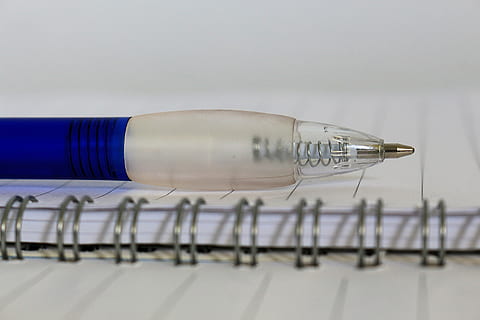 Stift, Anmerkungen, Mappe, Büro, Nahansicht, drinnen, keine Leute, Studioaufnahme, einzelnes Objekt, weißer Hintergrund, kopieren sie platz, Seitenansicht, Metall, Fokus auf den Vordergrund, Tabelle, Bildung, Elektrizität, Kabel, Blau, Stillleben, Verbindung, Geschäft, silberfarben, 1080P, CC0, gemeinfrei, lizenzfrei