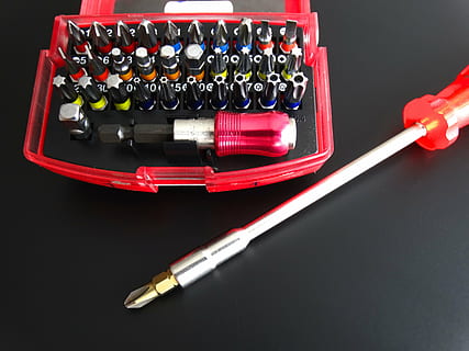 outil, Tournevis, bits inserts, outil à main, artisans, réparer, monter, équipement, La technologie, prise de vue en studio, fond noir, à l'intérieur, rouge, la communication, personne, lien, santé et médecine, câble, fermer, tranchant, objet unique, industrie, multi couleur, affaires, coupé, panneau d'avertissement, nature morte, 5K, CC0, domaine public, libre de droits