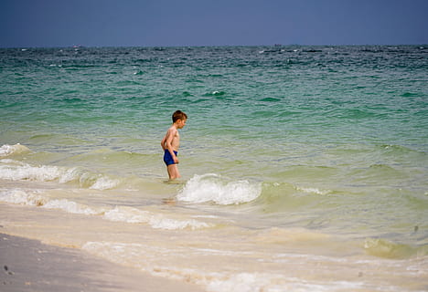 phuket, Thailand, phi phi island, dreng, svømning, rejse, himmel, hav, strand, blå, vand, sommer, landskab, Palmer, ø, natur, ferie, tropisk, Asien, udendørs, andaman, paradis, kystlinje, turkis, eksotisk, thai, bestemmelsessted, træ, sand, marinemaleri, jord, en person, bølge, bevægelse, fritidsaktivitet, horisont, skønhed i naturen, stående, ferier, tre kvart længde, dag, horisont over vand, 5K, CC0, offentligt domæne, royaltyfrie