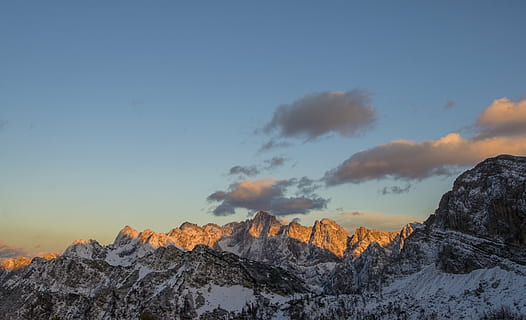les montagnes, intervalle, ordonner, lumière, Soleil, illuminé, Orange, lueur, haute, de pointe, sommet, Haut, granit, massif, Roche, ciel, beauté dans la nature, Montagne, neige, paysages - nature, hiver, température froide, scène tranquille, le coucher du soleil, tranquillité, la nature, scène non urbaine, nuage - ciel, personne, environnement, chaîne de montagnes, paysage, idyllique, montagne au sommet enneigé, en plein air, sommet de la montagne, formation, 2K, CC0, domaine public, libre de droits
