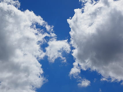 skyer, himmel, blå, hvid, sommerdag, solskinsdag, solrig, sky - himmel, cloudscape, miljø, atmosfære, hvid farve, vind, skønhed i naturen, natur, overskyet, baggrunde, fluffy, dramatisk himmel, scenics - natur, idyllisk, ingen mennesker, meteorologi, frihed, udendørs, klima, lyse, ren, abstrakt, 4K, CC0, offentligt domæne, royaltyfrie