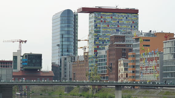 llars, edifici, arquitectura, finestra, port de mitjans de comunicació, düsseldorf, modern, vidre, cases de façanes, estructura construïda, exterior de l'edifici, ciutat, indústria, cel, dia, cap gent, exterior d’edifici d’oficines, naturalesa, a l'aire lliure, oficina, vista d’angle baix, negocis, gratacels, desenvolupament, viatjar, transport, 4K, CC0, domini públic, lliure de regalies