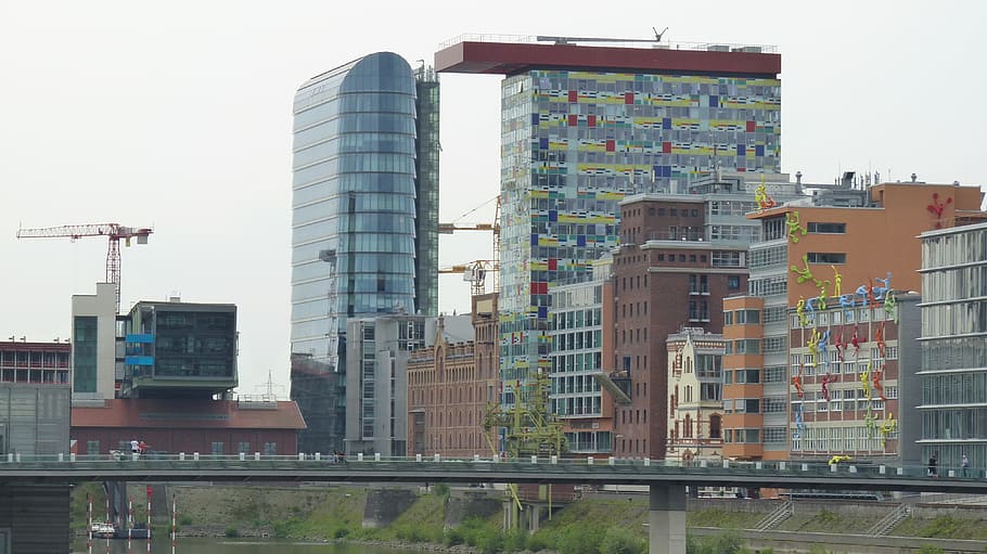 llars, edifici, arquitectura, finestra, port de mitjans de comunicació, düsseldorf, modern, vidre, cases de façanes, estructura construïda, exterior de l'edifici, ciutat, indústria, cel, dia, cap gent, exterior d’edifici d’oficines, naturalesa, a l'aire lliure, oficina, vista d’angle baix, negocis, gratacels, desenvolupament, viatjar, transport, 4K