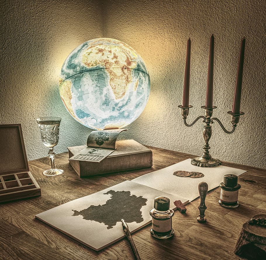 encès, guant d’escriptori, taula, bloc de notes, clar, vidre, pintura de taula, rústic, antic, mapa, globus, tinta xinesa de tusche, ploma, tinta, vell, fusta, espelmes, portaespelmes, natura morta, vintage, fons, fons de pantalla, bonic, tranquil, humor, atmosfera, a l'interior, cap gent, globus: objecte creat per l'home, funció de construcció de parets, equips d’il·luminació, llum elèctrica, rellotge, interior de casa, titular de canelobres, naturalesa, temps, llibre, mapa del Món, mobles, dia, planta en test, publicació, arquitectura, 5K