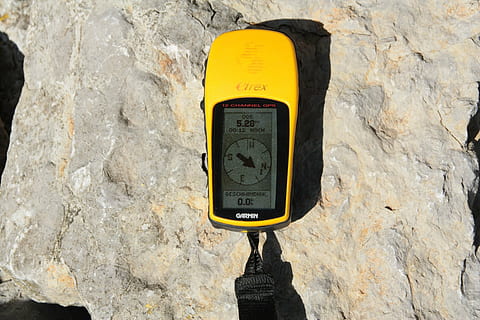 tændt, gul, sort, digital, ledningsfri, apparat, gps, geocaching, cache, Søg, geocache, garmin, skattejagt, værktøj, solid, dag, klippe, ingen mennesker, tekst, meddelelse, rock-objekt, tæt på, murbygningsfunktion, udendørs, tekstureret, ru, rock formation, natur, vejledning, skilt, sollys, sort farve, vestlige script, 4K, CC0, offentligt domæne, royaltyfrie