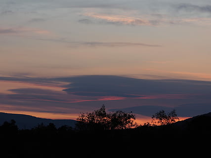 silhuet, bjerg, træer, solnedgang, silhuet fotografi, bakke, gylden, time, himmel, Sky, horisont, træ, Skov, solopgang, morgen, skønhed i naturen, sky - himmel, scenics - natur, ro, rolig scene, plante, orange farve, idyllisk, natur, ikke-urbane scene, ingen mennesker, landskab, udendørs, jord, miljø, romantisk himmel, 2K, CC0, offentligt domæne, royaltyfrie