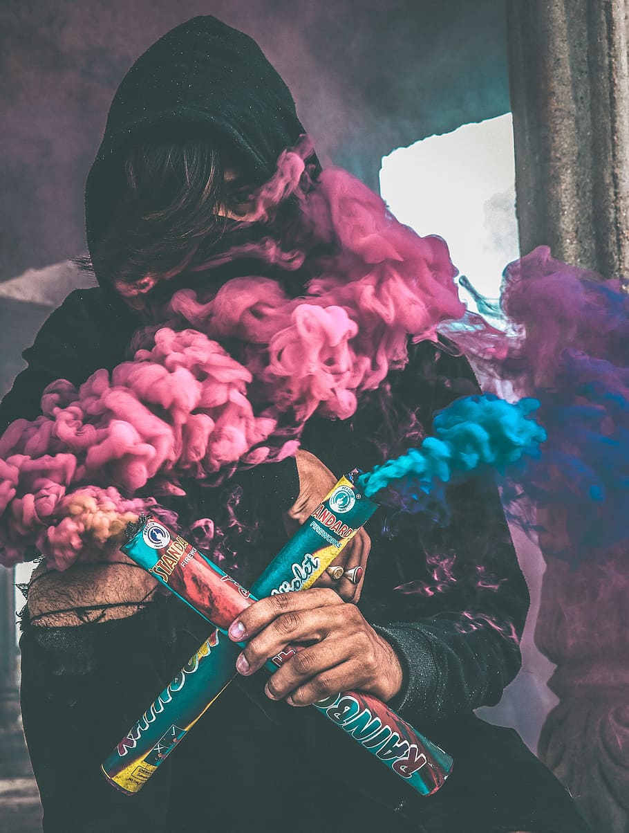 persona, detenzione, colorato, Fumo, nero, felpa con cappuccio, blu, viola, produttori di fumo arcobaleno, arcobaleno, maker, fumo - struttura fisica, persone, uomini, musica, prestazione, cultura artistica e intrattenimento, musicista, una persona, persone reali, stili di vita, colpo alla testa, ritratto, attività di svago, vista frontale, giorno, celebrazione, capi di abbigliamento, costume, parte del corpo umano, concentrarsi sulle conoscenze acquisite, evento, volto oscurato, Festival, 4K