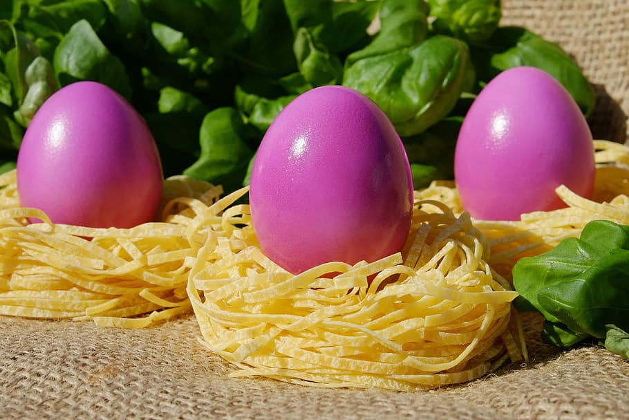 tres, rosa, ous de pollastre, pasta, ou, de colors, Pasqua, niu de Pasqua, niu, fideus, alfàbrega, producte natural, Feliç Pasqua, decoració, menjar i beguda, a l'interior, multicolor, menjar, alimentació saludable, cap gent, primer pla, frescor, dia, natura morta, menjar italià, vegetals, benestar, aliments crus, tomàquet, fruita, color rosa, vaixella, 4K