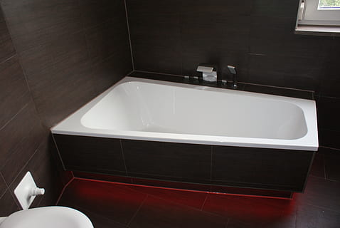 male, bagno, illuminazione a LED, bagno domestico, stanza domestica, casa, in casa, Lavello, pavimentazione, igiene, piastrella, rubinetto, attrezzature domestiche, nessuno, interno di casa, vista dall'alto, lusso, vasca da bagno, Colore bianco, lavandino del bagno, moderno, ricchezza, pavimento piastrellato, 4K, CC0, dominio pubblico, privo di copyright