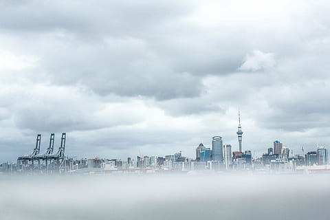 Auckland City, grau, Gebäude, umgeben, Nebel, Stadt, Wolke, wolkig, Weiß, Blau, Horizont, # auckland # neblig, die Architektur, Gebäudehülle, gebaute Struktur, Himmel, wolke - himmel, Turm, Landschaft, Wolkenkratzer, Bürogebäude außen, städtische Skyline, Stadtbild, keine Leute, Natur, bedeckt, Umgebung, Wasser, modern, draußen, 2K, CC0, gemeinfrei, lizenzfrei