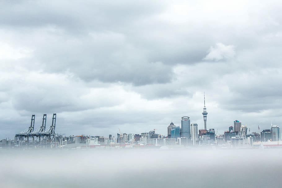 Auckland City, grau, Gebäude, umgeben, Nebel, Stadt, Wolke, wolkig, Weiß, Blau, Horizont, # auckland # neblig, die Architektur, Gebäudehülle, gebaute Struktur, Himmel, wolke - himmel, Turm, Landschaft, Wolkenkratzer, Bürogebäude außen, städtische Skyline, Stadtbild, keine Leute, Natur, bedeckt, Umgebung, Wasser, modern, draußen, 2K
