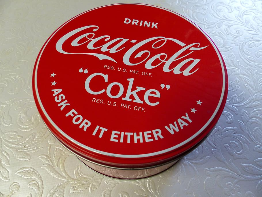 jar, coca-cola, vermell, taula, tela, text, guió occidental, comunicació, a l'interior, cercle, primer pla, cap gent, forma, forma geomètrica, disseny, emoció positiva, signe, emoció, celebració, lletra majúscula, informació, natura morta, patró, 4K
