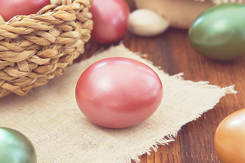 Rosa, gemalt, Ei, Sackleinen, Osterei, gefärbtes Ei, Hühnerei, Farbe, farbig, Ostern, Osterzeit, Brauch, Zoll, schließen, Lebensmittel, Essen und Trinken, drinnen, Frische, Tabelle, Wohlbefinden, gesundes Essen, Stillleben, Holz - Material, Nahansicht, keine Leute, Gemüse, Zutat, Rohkost, High Angle View, Landwirtschaft, Feier, Schneidbrett, Ernte, Obst, Holzmaserung, vegetarisches Essen, 1080P, CC0, gemeinfrei, lizenzfrei