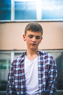 chłopak, widok, Model, styl, Ściana, ręce, postawa, sesja zdjęciowa, portret, jedna osoba, przedni widok, młody dorosły, codzienne ubrania, styl życia, sprawdzony wzór, prawdziwi ludzie, pas w górę, młodzi mężczyźni, wewnątrz, nastolatek, na stojąco, spędzania wolnego czasu, student, adolescencja, skupić się na pierwszym planie, Edukacja, nastoletnich chłopców, 4K, CC0, domena publiczna, darmowe zdjęcia