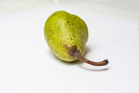 Pera, frutta, cibo e bevande, cibo, mangiare sano, benessere, freschezza, colore verde, girato in studio, nessuno, avvicinamento, ritagliare, singolo oggetto, in casa, sfondo bianco, natura morta, lunghezza intera, cibo crudo, verdura, frutta tropicale, maturo, cibo vegetariano, 4K, CC0, dominio pubblico, privo di copyright