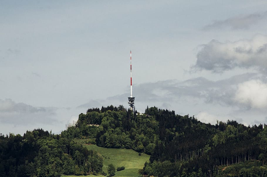 selektiv, fokus fotografie, rot, Weiß, Satellitenturm, Mobilfunkmasten, Hang, Zelle, Turm, die Architektur, Kommunikation, zellular, Telekommunikation, draussen, Fernmeldeturm, Himmel, Baum, Pflanze, wolke - himmel, Natur, Technologie, keine Leute, Wald, Land, gebaute Struktur, Umgebung, Tag, Flagge, draußen, Militär-, Rundfunk-, globale Kommunikation, 4K