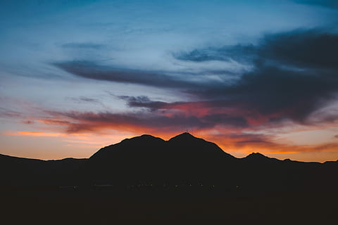 silueta, muntanya, vespre, foto de la silueta, daurat, hores, cel, cloudscape, paisatge, posta de sol, blau, taronja, fosc, ombra, mashhad, iran, nikon, ennuvolat, folk, canviant d'humor, hora daurada, escenics - natura, bellesa a la natura, núvol - cel, medi ambient, tranquil·litat, naturalesa, cel dramàtic, Serra, escena tranquil·la, terra, cap gent, destinacions de viatge, majestuós, idíl·lic, a l'aire lliure, paisatge dramàtic, cim de muntanya, cel romàntic, 5K, CC0, domini públic, lliure de regalies