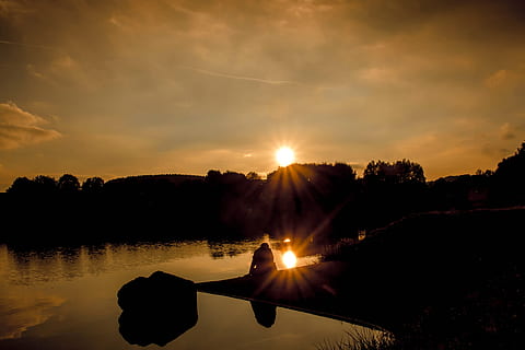 fotografie silueta, persoană, apus de soare, razele de soare, rază de soare, lac, cer, soare, razele, nori, Abendstimmung, la soare, oglindire, băiat, ședință, așezat pe o piatră, natură, se bucura, singur, ganditor, vise, tăcut, odihnă, copaci, amurg, liniștit, reflecţie, apă, o scenă liniștită, în aer liber, siluetă, peisaj, lumina soarelui, râu, vară, scenics, noapte, frumusețe în natură, răsărit - zorii zilei, nor - cer, liniște, scenice - natura, copac, plantă, oameni adevărați, scenă non-urbană, lentila flacara, 5K, CC0, domeniu public, fără drepturi de autor