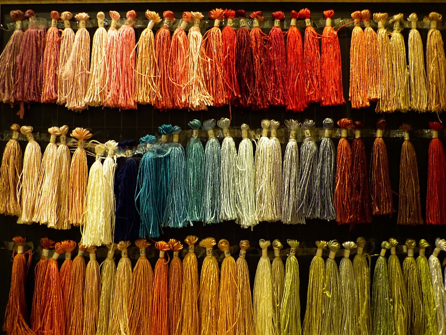 lot de borles de color variat, borla, seda, fil, seda crua, teixir, lligant, de colors, color, colorit, penjar, multicolor, variació, mercat, venda al detall, fons, elecció, gran grup d'objectes, cap gent, arranjament, marc complet, abundància, a la venda, tèxtil, a l'interior, en fila, col · lecció, costat a costat, botiga, ordre, patró, bufanda, 4K