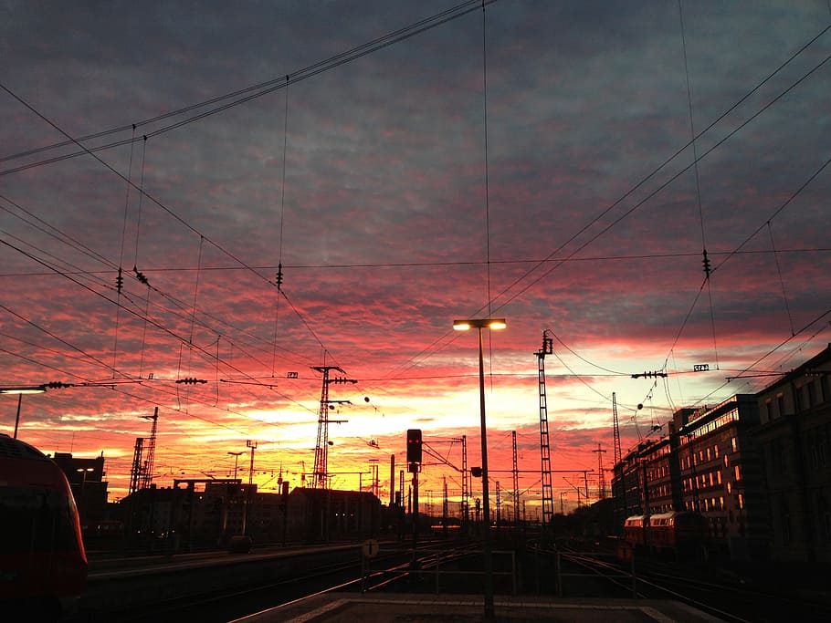 tramonto, nuvole, stazione ferroviaria, treno, rosso, rossastro, viola, sera, umore, crepuscolo, atmosfera, abendstimmung, cielo, nuvola - cielo, trasporto ferroviario, ferrovia, traccia, mezzi di trasporto, elettricità, nessuno, linea elettrica, cavo, natura, pilone dell'elettricità, colore arancione, modo di trasporto, tecnologia, Alimentazione elettrica, connessione, silhouette, architettura, all'aperto, complessità, 2K